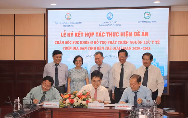 Địa diện lãnh đạo 3 đơn vị thực hiện lễ ký kết hợp tác dưới sự chứng kiến của các đại biểu (Ảnh: Tấn Lực)