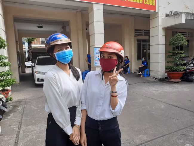 Thí sinh Trần Thị Hồng Lan (bên phải) cùng chị vui mừng khi hoàn thành tốt bài thi năng khiếu của mình