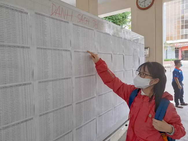 Thí sinh kiểm tra lại danh sách phòng thi