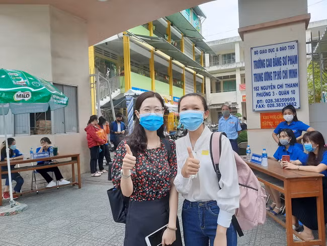 Các thí sinh vui mừng khi hoàn tốt thành phần thi năng khiếu