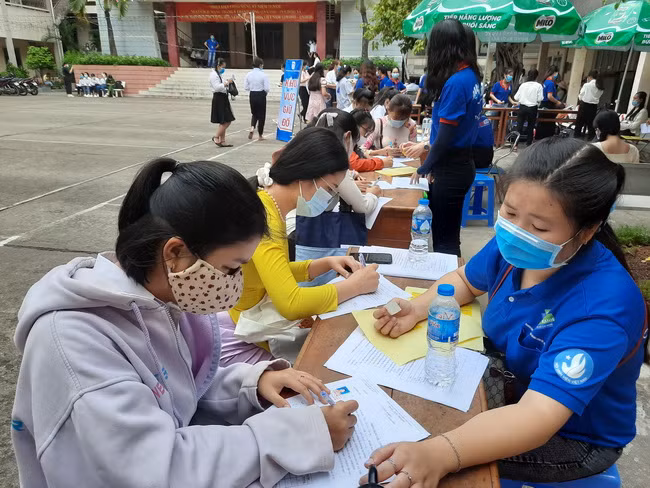 Các thí sinh được hướng dẫn khai phải báo y tế trước khi vào thi