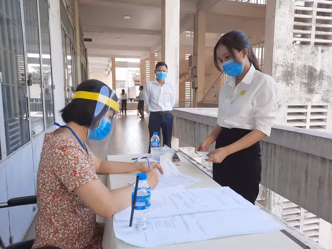 Thí sinh bốc phiếu đề thi trước khi vào phòng thi