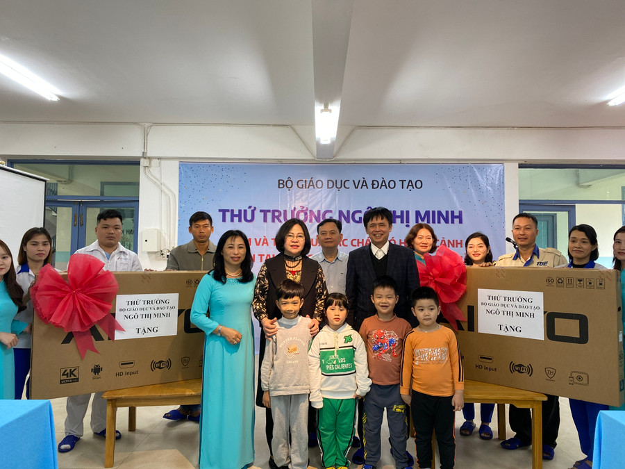 Thứ trưởng Ngô Thị Minh trao tặng 2 tivi cho Trung tâm. Thứ trưởng Ngô Thị Minh trao tặng 2 tivi cho Trung tâm.