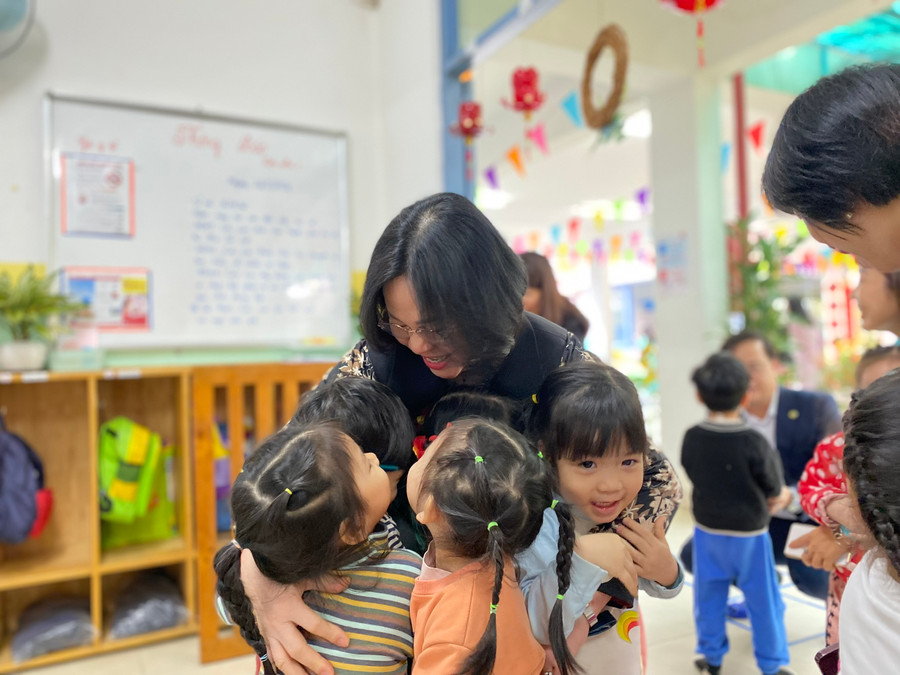 Thứ trưởng Ngô Thị Minh cùng các trẻ mầm non tại Trung tâm. Thứ trưởng Ngô Thị Minh cùng các trẻ mầm non tại Trung tâm.