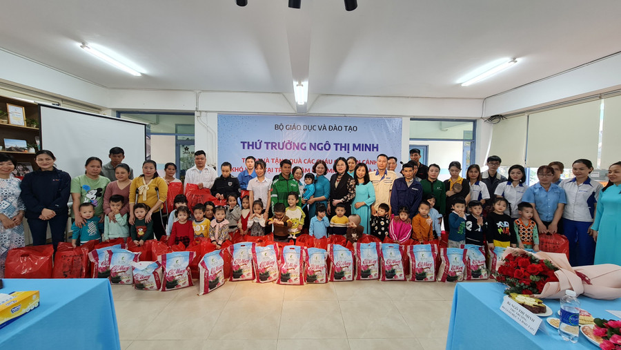 Trao quà Tết cho các phụ huynh có hoàn cảnh khó khăn. Trao quà Tết cho các phụ huynh có hoàn cảnh khó khăn.