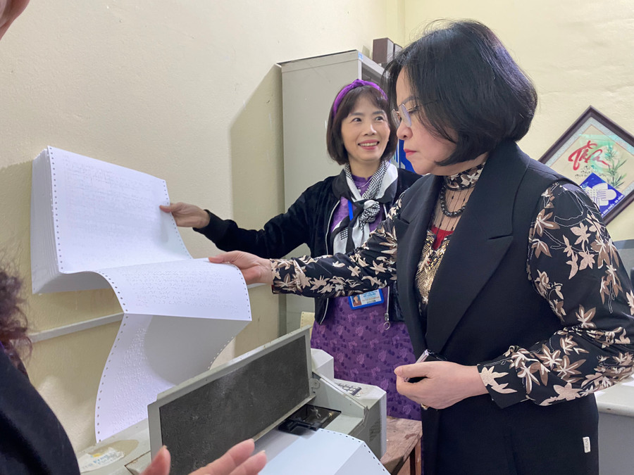 Thứ trưởng Ngô Thị Minh kiểm tra quy trình in sách chữ nổi braille tại Trung tâm hỗ trợ phát triển giáo dục hòa nhập Đà Nẵng. Thứ trưởng Ngô Thị Minh kiểm tra quy trình in sách chữ nổi braille tại Trung tâm hỗ trợ phát triển giáo dục hòa nhập Đà Nẵng.