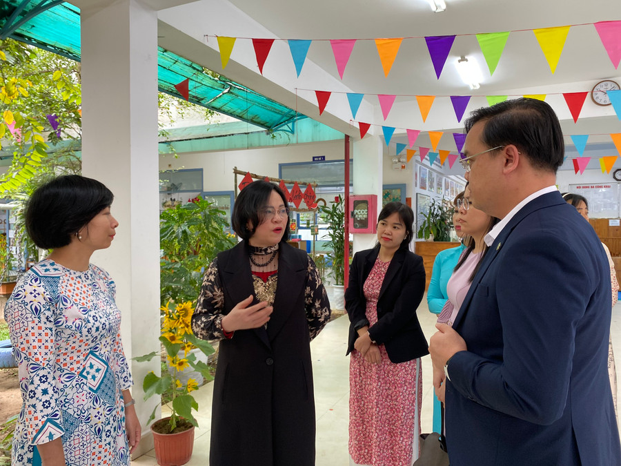 Trao đổi với đại diện lãnh đạo Sở GD&ĐT TP Đà Nẵng và lãnh đạo Trung tâm chăm sóc và giáo dục mầm non One Sky. Trao đổi với đại diện lãnh đạo Sở GD&ĐT TP Đà Nẵng và lãnh đạo Trung tâm chăm sóc và giáo dục mầm non One Sky.