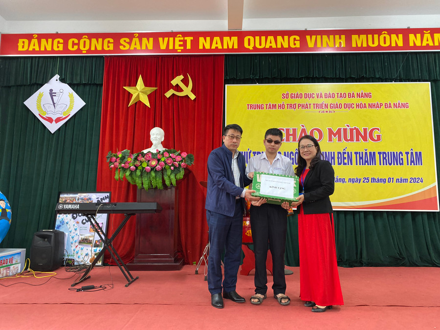 Đại diện Nhà xuất bản Giáo dục Việt Nam trao quà cho Trung tâm hỗ trợ phát triển giáo dục hòa nhập Đà Nẵng. Đại diện Nhà xuất bản Giáo dục Việt Nam trao quà cho Trung tâm hỗ trợ phát triển giáo dục hòa nhập Đà Nẵng.