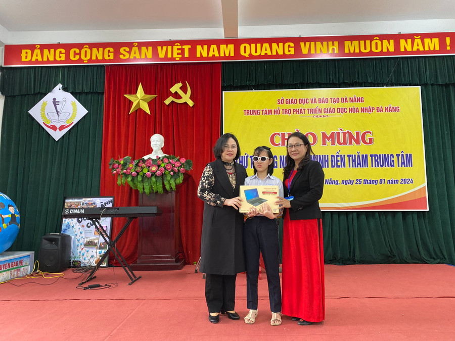 Thứ trưởng Bộ GD&ĐT Ngô Thị Minh đã trao tặng máy tính chuyên dụng cho học sinh khiếm thị. Thứ trưởng Bộ GD&ĐT Ngô Thị Minh đã trao tặng máy tính chuyên dụng cho học sinh khiếm thị.