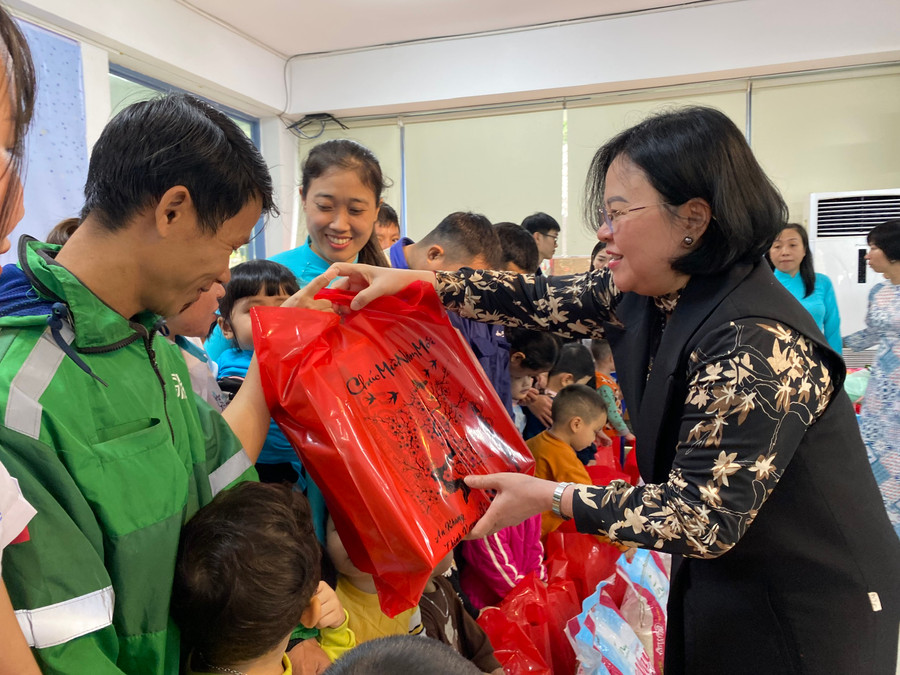 Thứ trưởng Ngô Thị Minh tặng quà cho phụ huynh và trẻ có hoàn cảnh khó khăn. Thứ trưởng Ngô Thị Minh tặng quà cho phụ huynh và trẻ có hoàn cảnh khó khăn.