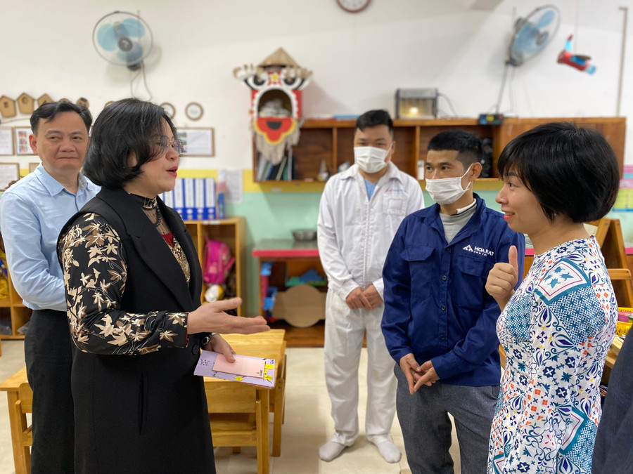 Thứ trưởng Bộ GD&ĐT Ngô Thị Minh trao đổi với phụ huynh của trẻ mầm non tại Trung tâm. Thứ trưởng Bộ GD&ĐT Ngô Thị Minh trao đổi với phụ huynh của trẻ mầm non tại Trung tâm.