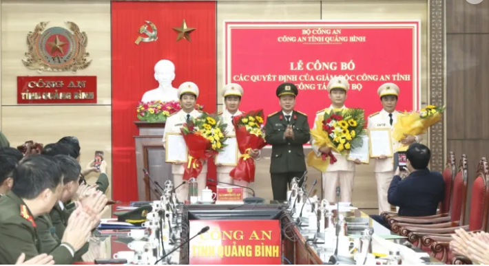 Giám đốc Công an Quảng Bình trao quyết định điều động cho các Trưởng Phòng, Trưởng Công an thành phố Đồng Hới. Giám đốc Công an Quảng Bình trao quyết định điều động cho các Trưởng Phòng, Trưởng Công an thành phố Đồng Hới.