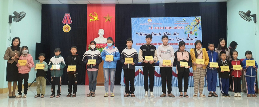 Món quà đặc biệt có ý nghĩa hơn khi các em học sinh có hoàn cảnh khó khăn được nhận vào dịp gần Tết Nguyên đán. Món quà đặc biệt có ý nghĩa hơn khi các em học sinh có hoàn cảnh khó khăn được nhận vào dịp gần Tết Nguyên đán.