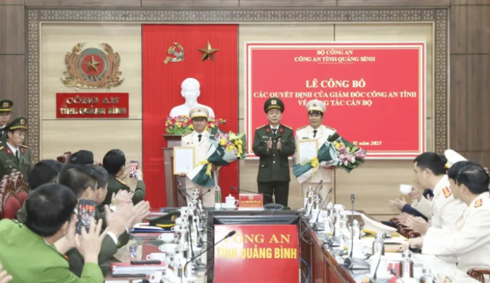 Giám đốc Công an Quảng Bình trao quyết định điều động cho các phó trưởng phòng. Giám đốc Công an Quảng Bình trao quyết định điều động cho các phó trưởng phòng.