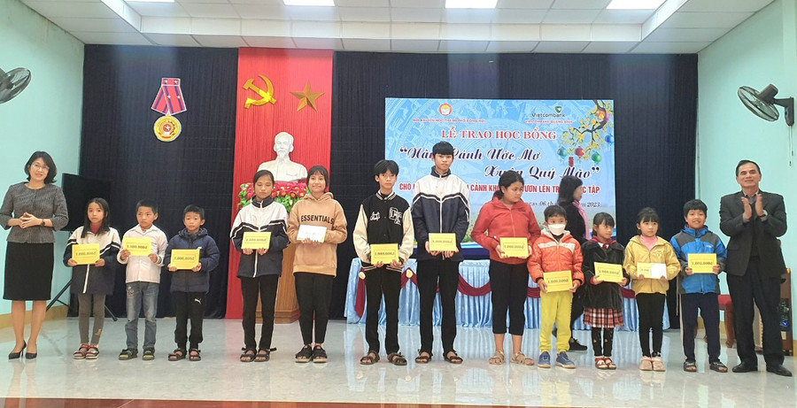 Món quà là nguồn động viên dành tặng đến các em học sinh để các em tiếp tục nỗ lực cố gắng vươn lên trong học tập. Món quà là nguồn động viên dành tặng đến các em học sinh để các em tiếp tục nỗ lực cố gắng vươn lên trong học tập.