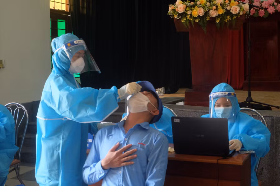 Lấy mẫu xét nghiệm cho công nhân Khu công nghiệp Hòa Khánh. 
