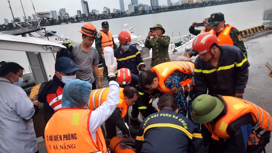 Lực lượng chức năng đi cano, tiếp cận vị trí nạn nhân gặp nạn theo đường biển. Ảnh: Công an Đà Nẵng. 