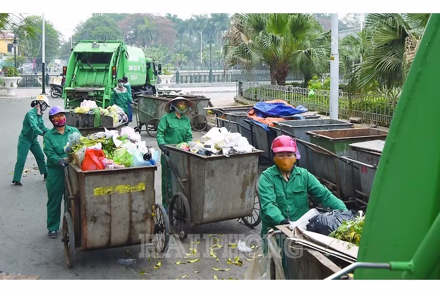 Công nhân môi trường thu gom rác thải (Internet)