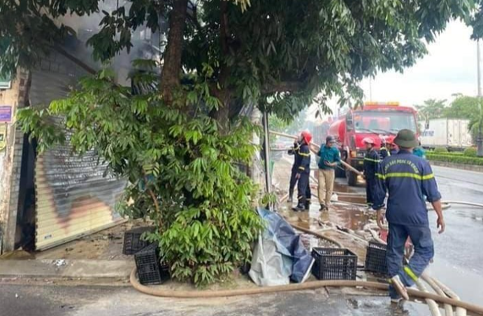 Lực lượng chức năng, cùng người dân đã hỗ trợ dập lửa.