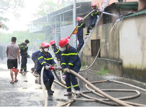 Vụ cháy tuy không có thương vong về người nhưng đã thiêu rụi nhiều hàng hoá của cửa hàng.