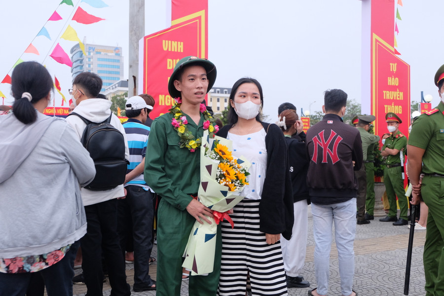 Tranh thủ chụp ảnh cùng bạn gái trước khi lên xe về đơn vị. Ảnh: Hoàng Vinh. Tranh thủ chụp ảnh cùng bạn gái trước khi lên xe về đơn vị. Ảnh: Hoàng Vinh.