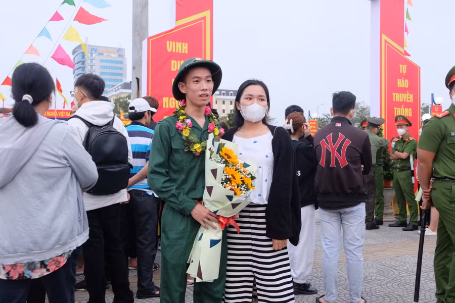 Tranh thủ chụp ảnh cùng bạn gái trước khi lên xe về đơn vị. Ảnh: Hoàng Vinh.