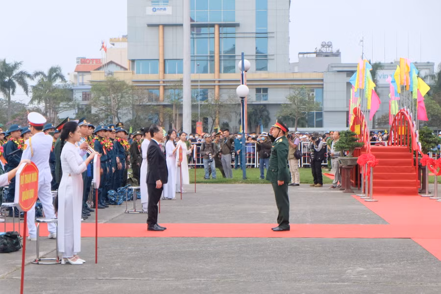Ông Nguyễn Văn Quảng (áp vest) - Bí thư Thành ủy Đà Nẵng nghe đại diện Ban chỉ huy Quân sự quận Hải Châu báo cáo tình hình giao nhận quân. Ảnh: Hoàng Vinh.