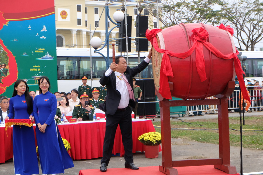 Ông Lê Tự Gia Thạnh - Chủ tịch UBND quận Hải Châu đánh trống khai lễ. Ảnh: Hoàng Vinh. Ông Lê Tự Gia Thạnh - Chủ tịch UBND quận Hải Châu đánh trống khai lễ. Ảnh: Hoàng Vinh.