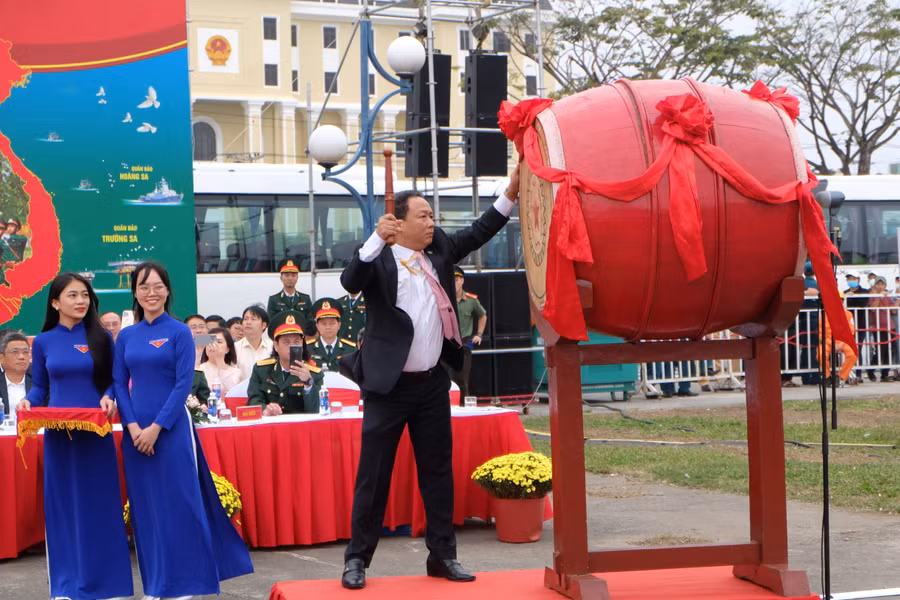 Ông Lê Tự Gia Thạnh - Chủ tịch UBND quận Hải Châu đánh trống khai lễ. Ảnh: Hoàng Vinh.