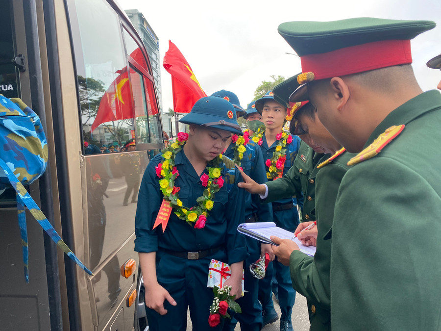 Các đơn vị kiểm tra quân số và thông tin chiến sĩ trước khi đưa về đơn vị. Ảnh: Hoàng Vinh. Các đơn vị kiểm tra quân số và thông tin chiến sĩ trước khi đưa về đơn vị. Ảnh: Hoàng Vinh.