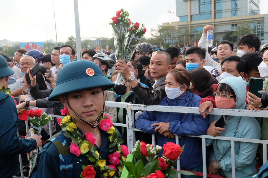 Người nhà tặng hoa cho tân binh khi lên đường nhập ngũ. Ảnh: Hoàng Vinh. Người nhà tặng hoa cho tân binh khi lên đường nhập ngũ. Ảnh: Hoàng Vinh.