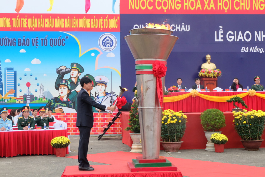 Ông Trần Thắng Lợi - Bí thư Quận ủy Hải Châu (TP. Đà Nẵng) thực hiện nghi thức đốt lửa truyền thống tại lễ giao nhận quân năm 2023. Ảnh: Hoàng Vinh. Ông Trần Thắng Lợi - Bí thư Quận ủy Hải Châu (TP. Đà Nẵng) thực hiện nghi thức đốt lửa truyền thống tại lễ giao nhận quân năm 2023. Ảnh: Hoàng Vinh.