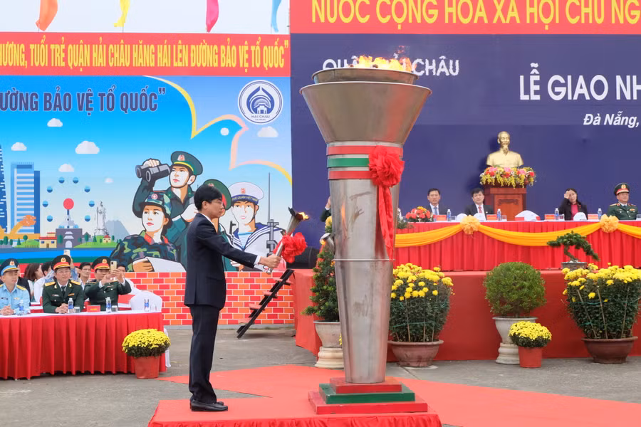Ông Trần Thắng Lợi - Bí thư Quận ủy Hải Châu (TP. Đà Nẵng) thực hiện nghi thức đốt lửa truyền thống tại lễ giao nhận quân năm 2023. Ảnh: Hoàng Vinh.