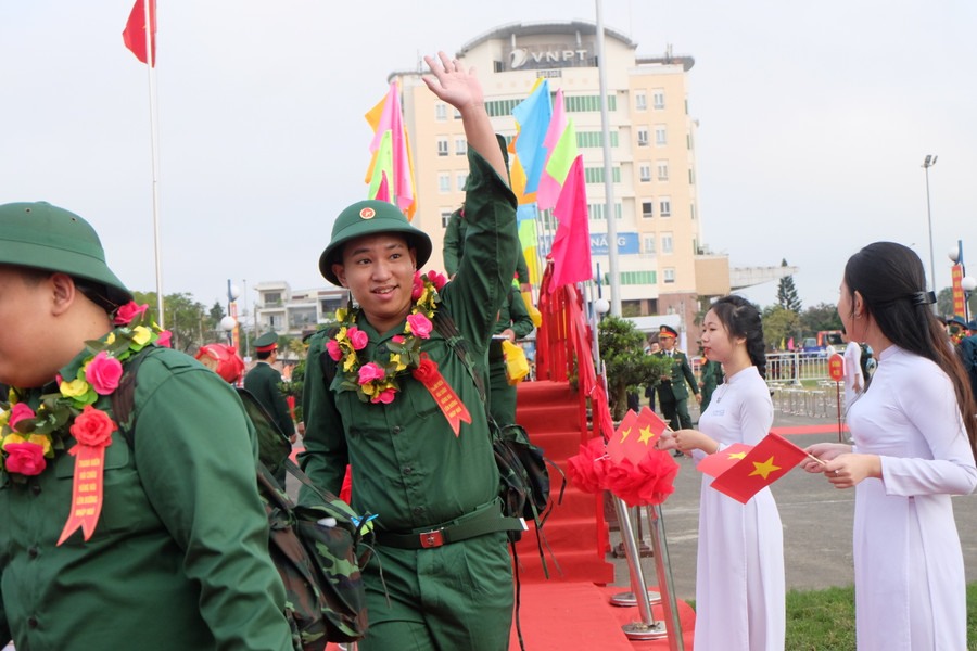 Tạm biệt người thân trước khi lên đường trở về đơn vị. Ảnh: Hoàng Vinh. Tạm biệt người thân trước khi lên đường trở về đơn vị. Ảnh: Hoàng Vinh.