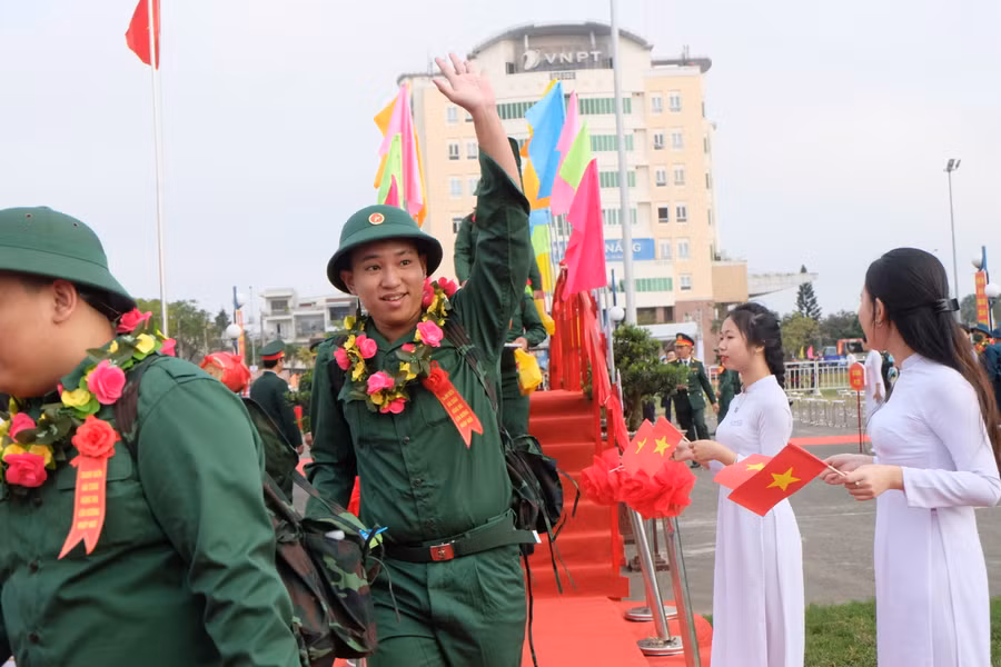 Tạm biệt người thân trước khi lên đường trở về đơn vị. Ảnh: Hoàng Vinh.