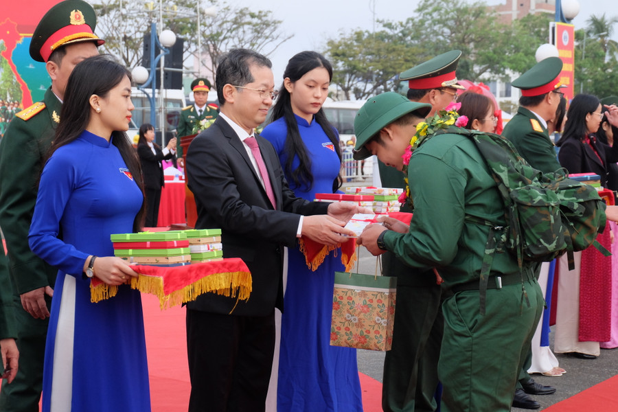 Ông Nguyễn Văn Quảng - Bí thư Thành ủy Đà Nẵng tặng quà cho các tân binh. Ảnh: Hoàng Vinh. Ông Nguyễn Văn Quảng - Bí thư Thành ủy Đà Nẵng tặng quà cho các tân binh. Ảnh: Hoàng Vinh.