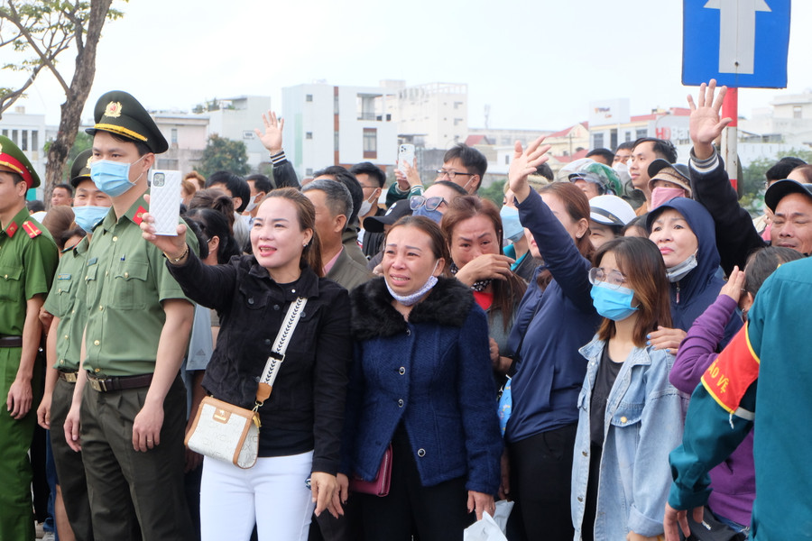 Những giọt nước mắt chia tay. Ảnh: Hoàng Vinh. Những giọt nước mắt chia tay. Ảnh: Hoàng Vinh.