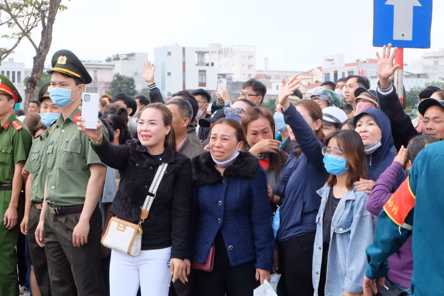 Những giọt nước mắt chia tay. Ảnh: Hoàng Vinh.