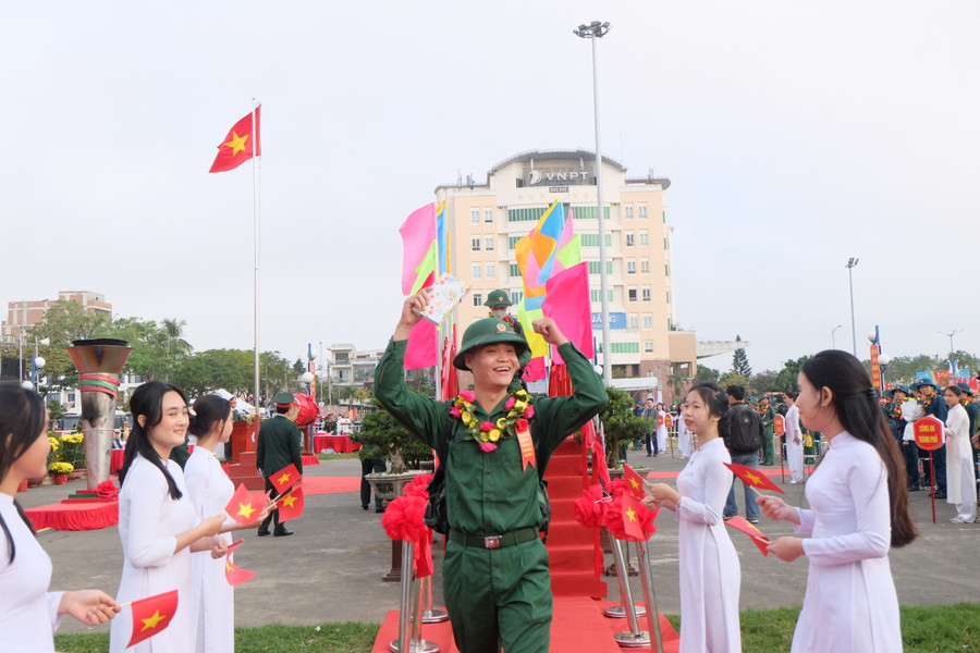 Các tân binh bước qua cầu vinh quang với tâm thế hăng hái, phấn khởi. Ảnh: Hoàng Vinh. Các tân binh bước qua cầu vinh quang với tâm thế hăng hái, phấn khởi. Ảnh: Hoàng Vinh.