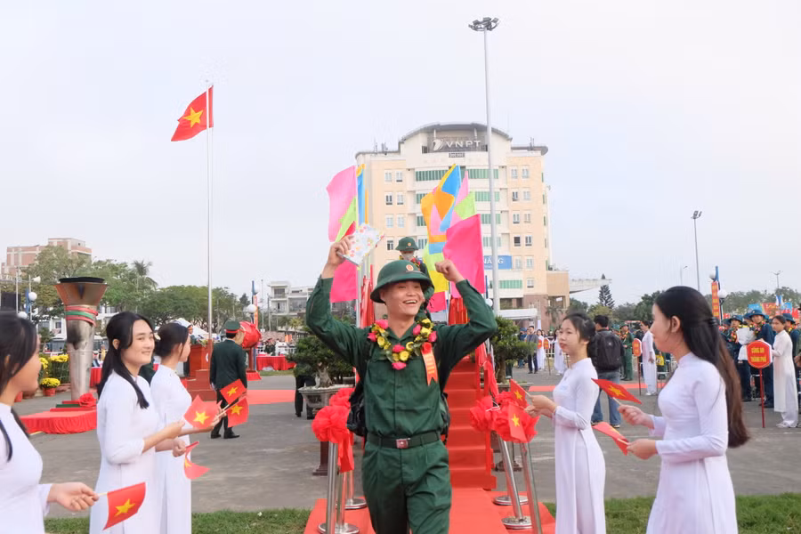 Các tân binh bước qua cầu vinh quang với tâm thế hăng hái, phấn khởi. Ảnh: Hoàng Vinh.
