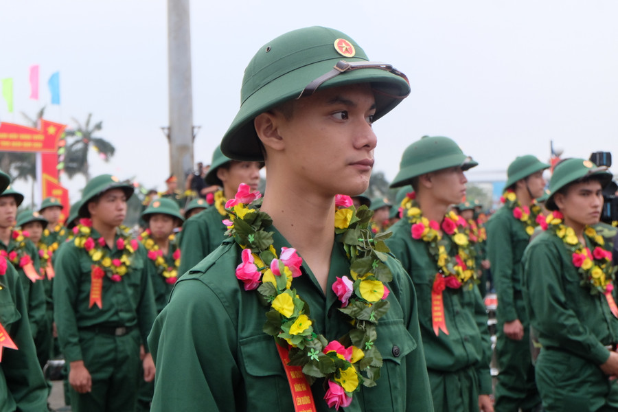 Tại điểm giao quân của quận Hải Châu, ngay từ sáng sớm, các phường đã đưa thanh niên nhập ngũ có mặt tại Lễ giao nhận quân. Sau khi nhận quân, các đơn vị tiến hành kiểm tra quân số, kiểm tra thông tin lần cuối trước khi đưa các tân binh lên xe trở về đơn vị. Ảnh: Hoàng Vinh. Tại điểm giao quân của quận Hải Châu, ngay từ sáng sớm, các phường đã đưa thanh niên nhập ngũ có mặt tại Lễ giao nhận quân. Sau khi nhận quân, các đơn vị tiến hành kiểm tra quân số, kiểm tra thông tin lần cuối trước khi đưa các tân binh lên xe trở về đơn vị. Ảnh: Hoàng Vinh.