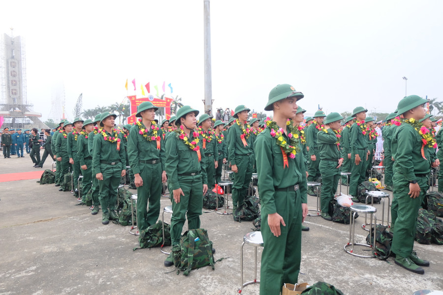 Bao gồm quận Hải Châu: 219 thanh niên, trong đó quân sự 166, công an: 53); quận Thanh Khê: 226 thanh niên (quân sự: 177, công an: 49); quận Sơn Trà: 179 thanh niên (quân sự: 137, công an: 42); quận Liên Chiểu: 179 thanh niên (quân sự: 140, công an: 39); quận Cẩm Lệ: 171 thanh niên (quân sự: 131, công an: 40); quận Ngũ Hành Sơn: 106 thanh niên (quân sự: 81, công an: 25) và huyện Hòa Vang: 225 thanh niên (quân sự: 180, công an: 45). Ảnh: Hoàng Vinh. Bao gồm quận Hải Châu: 219 thanh niên, trong đó quân sự 166, công an: 53); quận Thanh Khê: 226 thanh niên (quân sự: 177, công an: 49); quận Sơn Trà: 179 thanh niên (quân sự: 137, công an: 42); quận Liên Chiểu: 179 thanh niên (quân sự: 140, công an: 39); quận Cẩm Lệ: 171 thanh niên (quân sự: 131, công an: 40); quận Ngũ Hành Sơn: 106 thanh niên (quân sự: 81, công an: 25) và huyện Hòa Vang: 225 thanh niên (quân sự: 180, công an: 45). Ảnh: Hoàng Vinh.