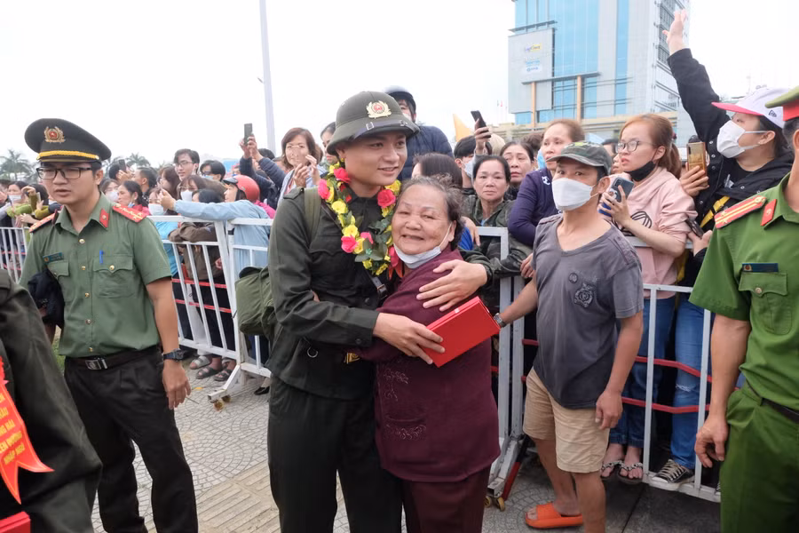 Ôm chia tay người thân trước giờ lên đường nhập ngũ. Ảnh: Hoàng Vinh. 