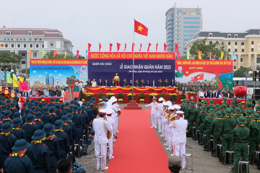 Theo Bộ Chỉ huy Quân sự thành phố, 1.308 công dân nhập ngũ năm nay có tuổi đời 18-27 tuổi; trong đó, có 654 công dân tốt nghiệp THPT (chiếm 64,6%); 161 công dân trình độ trung cấp, cao đẳng, đại học (chiếm 15,9%); 1 đảng viên và 5 cán bộ, công nhân viên. Ảnh: Hoàng Vinh. Theo Bộ Chỉ huy Quân sự thành phố, 1.308 công dân nhập ngũ năm nay có tuổi đời 18-27 tuổi; trong đó, có 654 công dân tốt nghiệp THPT (chiếm 64,6%); 161 công dân trình độ trung cấp, cao đẳng, đại học (chiếm 15,9%); 1 đảng viên và 5 cán bộ, công nhân viên. Ảnh: Hoàng Vinh.