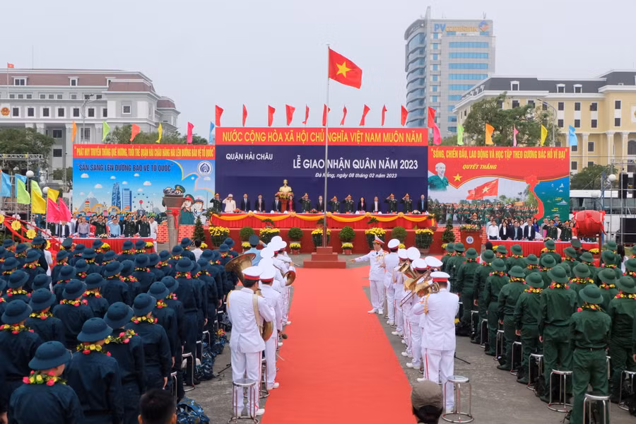 Theo Bộ Chỉ huy Quân sự thành phố, 1.308 công dân nhập ngũ năm nay có tuổi đời 18-27 tuổi; trong đó, có 654 công dân tốt nghiệp THPT (chiếm 64,6%); 161 công dân trình độ trung cấp, cao đẳng, đại học (chiếm 15,9%); 1 đảng viên và 5 cán bộ, công nhân viên. Ảnh: Hoàng Vinh.