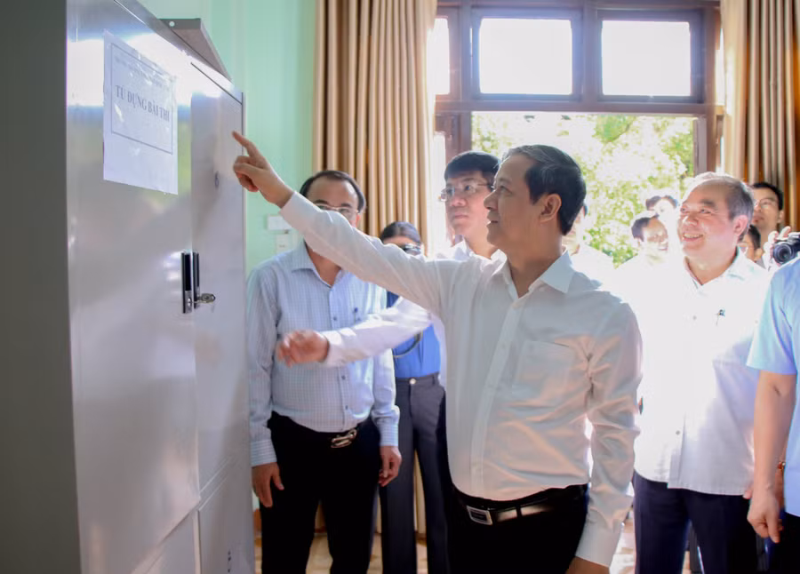 Bộ trưởng Nguyễn Kim Sơn kiểm tra tủ đựng đề thi tại Trường THPT Trần Quốc Tuấn (tỉnh Quảng Ngãi). 