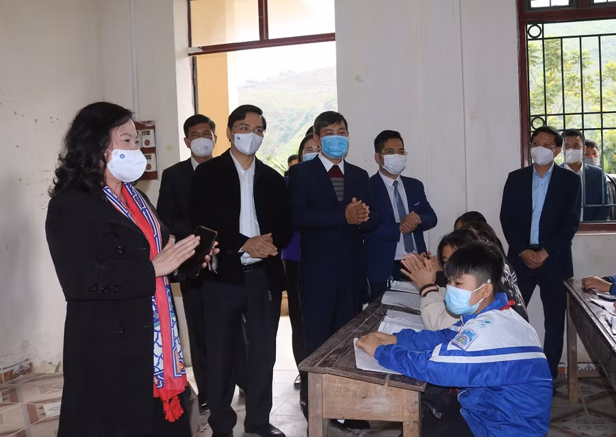 Thứ trưởng Ngô Thị Minh trò chuyện với học sinh trường Tiểu học và THCS Bằng Cốc (Hàm Yên, Tuyên Quang)