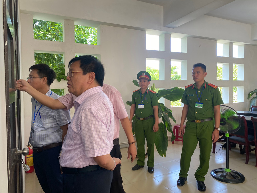 Khu vực nơi cất đề thi được bảo đảm an ninh nghiêm ngặt dưới sự giám sát của lực lượng công an tỉnh Quảng Nam. Ảnh: Hoàng Vinh.