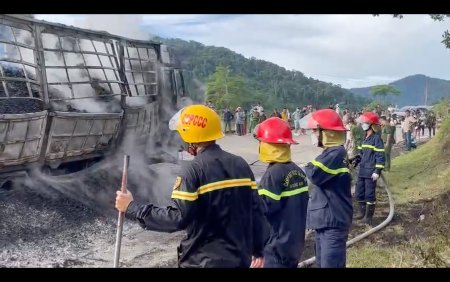 Lực lượng chữa cháy đang dập lửa. (Ảnh: Công an tỉnh Quảng Nam) Lực lượng chữa cháy đang dập lửa. (Ảnh: Công an tỉnh Quảng Nam)