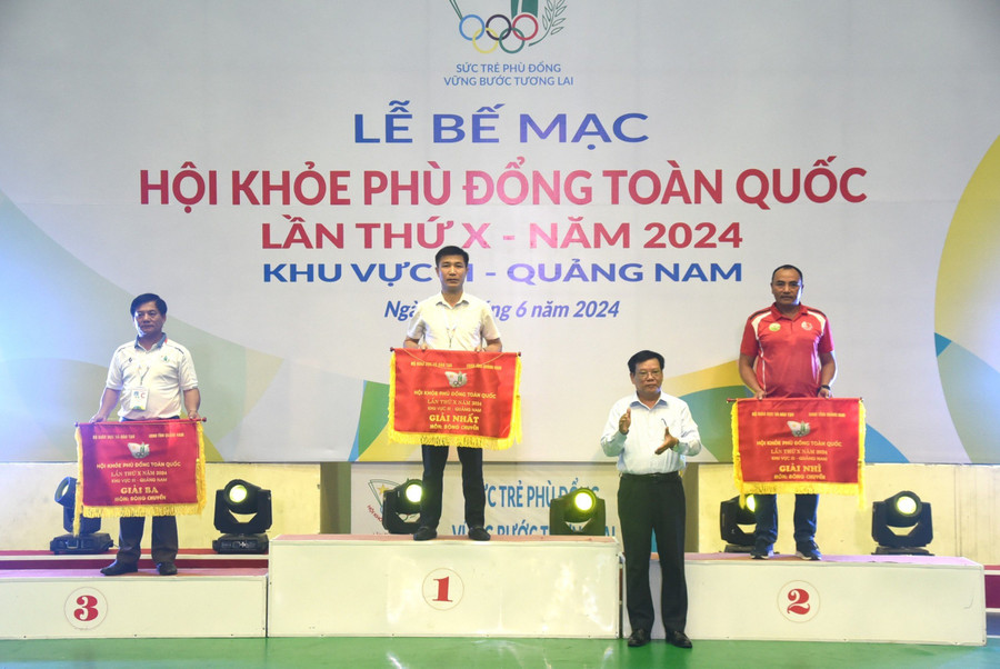 Ông Thái Viết Tường - Giám đốc Sở GD&ĐT tỉnh Quảng Nam trao cờ cho các đơn vị. Ông Thái Viết Tường - Giám đốc Sở GD&ĐT tỉnh Quảng Nam trao cờ cho các đơn vị.